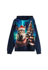 Navy hoodie met een grafisch ontwerp van een wolf in een rode hoed en trui, met een kerstboom en het noorderlicht op de achtergrond.