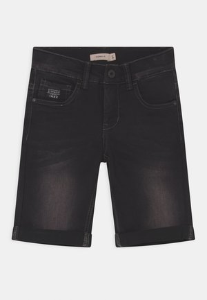 Sort denimshorts med oprullede kanter, forreste knap og lynlås, bæltestropper og forlommer inklusive en lille møntlomme med et mærke.