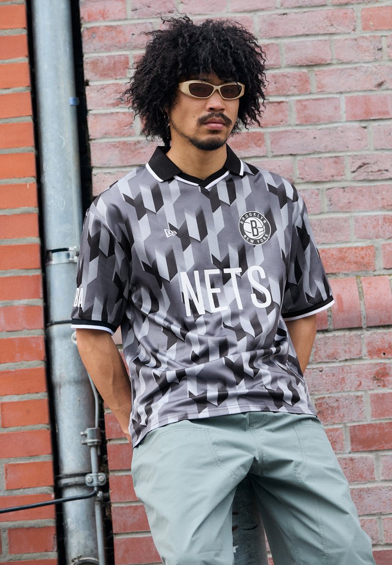New Era NBA BROOKLYN NETS FOOTBALL TEE - Squadra - grey