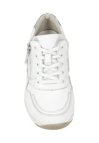 Witte sneaker met een glad leren bovenwerk, vetersluiting aan de voorkant en een zijrits. Lichtgekleurde rubberen zool en subtiele stikdetails.
