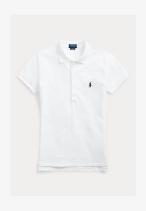 Baltas trumpomis rankovėmis polo marškinėlis su tamsiai mėlynu išsiuvinėtu polo žaidėjo logotipu kairėje krūtinės pusėje ir sagomis priekyje.