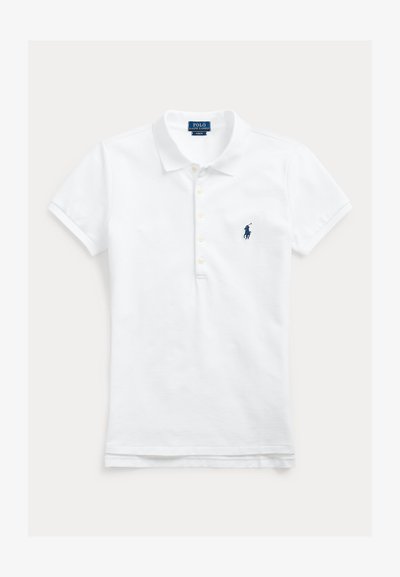 Valge lühikeste varrukatega polo-särgi vasakul rinnal on tumesinise tikandiga polo-mängija logo ja ees on nööpidega plastron.