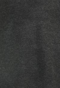 Dunkelgrauer gestrickter Stoff mit einer weichen Textur, der ein subtil meliertes Muster und leichte Farbvariationen aufweist.