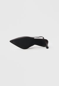 Μαύρο γυναικείο παπούτσι με ψηλό τακούνι και μυτερή μύτη, λείο δερμάτινο επάνω μέρος και λεπτό τακούνι. Διαθέτει λουράκι στο πίσω μέρος για ασφαλή εφαρμογή.