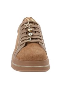 Sneaker in suede marrone con decorazioni a ciondolo sui lacci, caratterizzato da un accento dorato lungo la suola e un design a punta arrotondata.