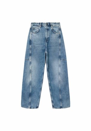 I jeans in denim azzurro chiaro presentano una vestibilità rilassata, ampie tasche e cuciture a contrasto. Il tessuto ha una finitura scolorita con una texture liscia.