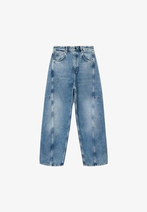 Lysblå denim jeans har en afslappet pasform, store lommer og kontrasterende syninger. Stoffet har en falmet finish med en glat overflade.