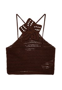 Top corto de croché marrón con diseño de cuello halter. Presenta un gran acento de flor y un patrón de tejido abierto, con tirantes ajustables.