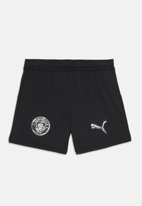 Svarta sportshorts med elastisk midja, med en cirkulär Manchester City-logga och en silverfärgad Puma-logga på sidan.