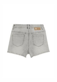 Grå denimshorts med fransat fåll, med två bakfickor och en brun märkeslapp på midjan.