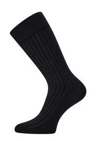 Calcetines negros con canalé y una textura suave, que presentan un patrón de rayas oscuro y sutil. Un puño elástico asegura un ajuste ceñido.