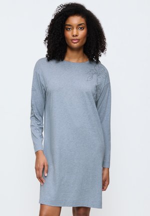 Abito lungo grigio a maniche lunghe realizzato in tessuto morbido, caratterizzato da un design a contorni floreali sulla spalla sinistra, con una vestibilità comoda e orlo fino al ginocchio.