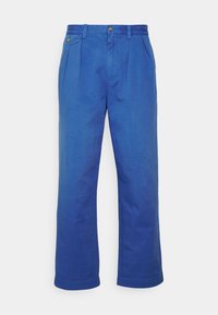 Blå byxor med en slät yta, med två framfickor, en midja med bälteshällor och en knappknäppning.