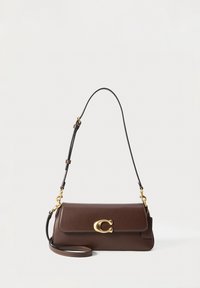 Sac à bandoulière en cuir marron avec fermoir doré en forme de C et bandoulière noire réglable sur fond blanc uni.