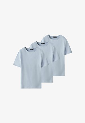 Trois t-shirts unis bleu clair à manches courtes et col rond, alignés côte à côte sur fond blanc.