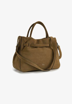Sac à main en suède marron avec double poignée supérieure et bandoulière amovible. Présente un design minimaliste avec des accents plats et un marquage subtil.