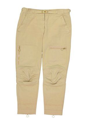Pantalon beige avec poches zippées à anneau doré sur les cuisses, poches latérales, ceinture assortie avec boucle dorée et zips réglables aux chevilles.