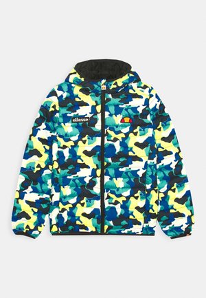 Chaqueta acolchada con capucha y patrón de camuflaje en azul, verde, amarillo y blanco, cremallera frontal y parches del logo de ellesse en el pecho.