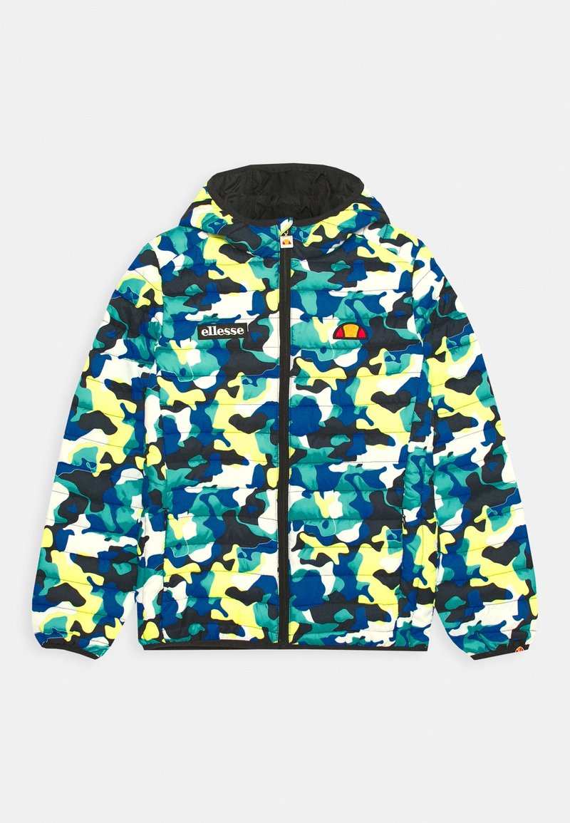 Doudoune à capuche avec motif camouflage bleu, vert, jaune et blanc, fermeture éclair à l'avant et écussons du logo ellesse sur la poitrine.