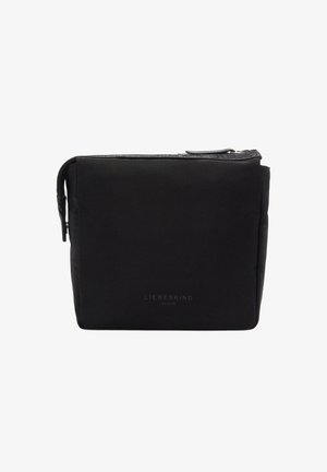 Schwarzes Stoffetui mit rechteckiger Form, Reißverschluss und geprägt "LIEBESKIND BERLIN"-Logo auf der Vorderseite. Glatte Textur, minimalistisches Design.