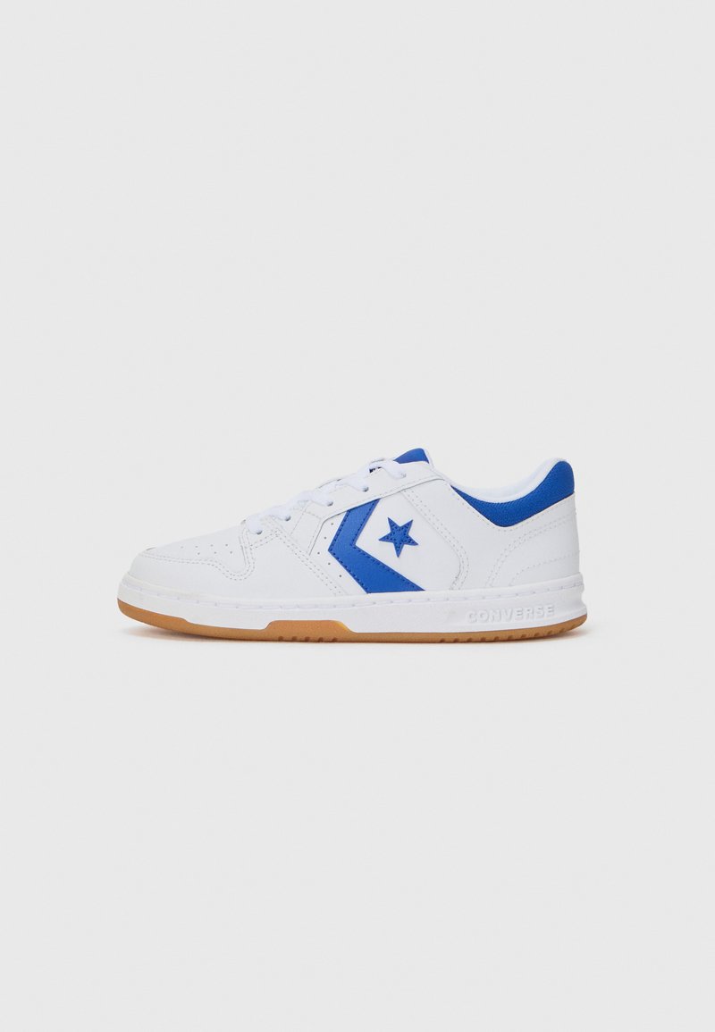Baskets de sport blanches avec des accents bleus, arborant un logo en forme d'étoile, cuir texturé et semelle en caoutchouc naturel. Système de laçage.