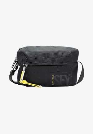 Czarna teksturowana prostokątna torba na ramię z przednią kieszenią na zamek błyskawiczny, żółtą zawieszką, srebrnymi elementami i regulowanym paskiem.