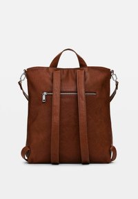 Brauner Leder-Rucksack mit zwei oberen Tragegriffen, verstellbaren Riemen, vorderer Reißverschlusstasche und glatter Textur. Hat ein minimalistisches Design.