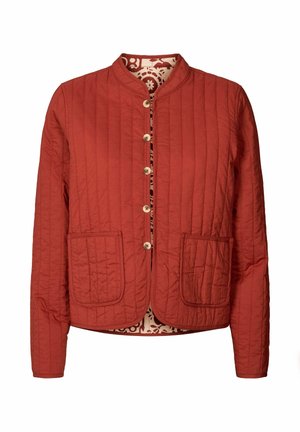 Roestrode doorgestikte jas met ronde kraag, vijf beige knopen aan de voorkant, twee steekzakken en een patroon van de binnenvoering zichtbaar bij de kraag.