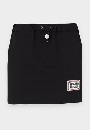 Sort denimnederdel med elastisk talje, sølvfarvet snor og et pink Moschino Jeans logo-patch i nederste højre hjørne.