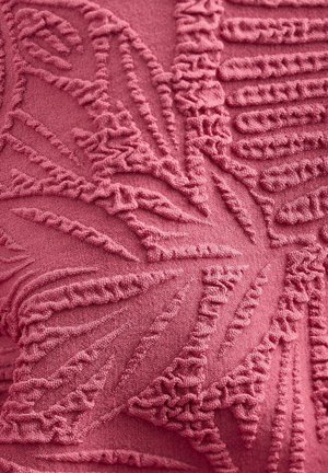 Teflon texturat în nuanță de roz deschis, cu modele de frunze reliefate și detalii complexe, având un finisaj ușor pufos.