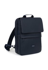 Zaino blu navy realizzato in materiale liscio e resistente. Dotato di chiusura a pattina, tasca frontale con zip e spallacci imbottiti regolabili.