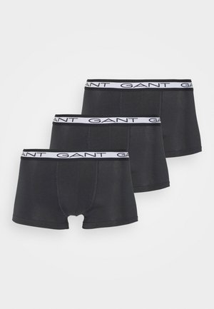 Drei Paare dunkelgrauer Boxershorts mit einem weißen elastischen Bund, auf dem "GANT" in Schwarz gedruckt ist. Glatte Textur und figurbetontes Design.