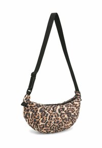 Bolso bandolera con estampado de leopardo, textura acolchada suave, forma redondeada, correa ajustable negra y cierre de cremallera. Acentuado con herrajes negros.