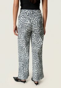 Soaked in Luxury SLSandja Vanesa - Flared jeans - grey leopard patteren