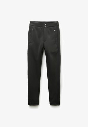 Czarne spodnie sportowe wykonane z gładkiego, elastycznego materiału. Cechy obejmują dwie boczne kieszenie na zamek błyskawiczny oraz dopasowany krój przy kostce z miękkim pasem.