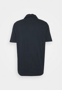 Tmavě modré polo tričko s krátkými rukávy, klopovým límečkem a rovním lemem. Hladká textura, vyrobené z lehkého materiálu.