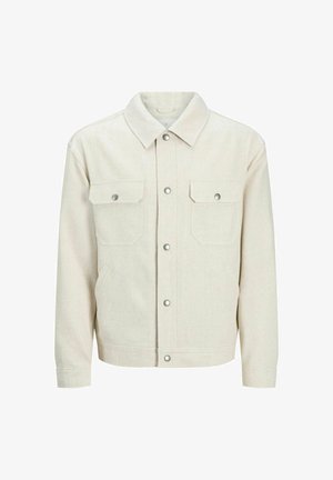 Bež jakna na gumb izrađena od teksturirane tkanine. Ima dva prednja džepa na prsima, zakovice i klasičan dizajn ovratnika.