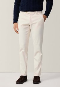 Slim-fit, roomkleurige broek van katoenmix, met een ritssluiting, voorzakken en een gladde textuur. Gepaard met bruin schoenen.