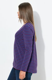 Chemise à rayures à manches longues en bourgogne profond et bleu. Caractéristiques : coupe décontractée, encolure ronde et tissu flexible avec coutures latérales et poignets.