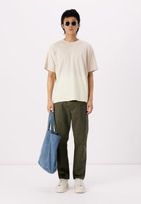 GAP STRAIGHT ESSENTIAL EASY PANT - Nadrágok - black moss