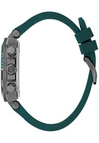 Reloj deportivo con caja de acero inoxidable, correa de silicona verde, bisel texturizado y tres botones funcionales. Diseño angular con un acabado elegante.