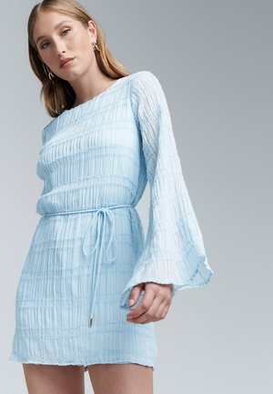 Hellblaues Kleid mit strukturiertem, gerafftem Design, langen Glockenärmeln und einem Bindeband in der Taille. Der Stoff hat ein weiches, fließendes Aussehen.