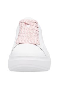 Baskets blanches avec un nez rond, présentant une tige blanche texturée et des lacets tressés roses. Semelle blanche épaisse avec des rainures subtiles.