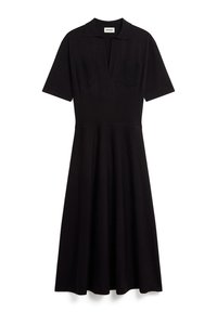 Robe midi noire avec un col, des manches courtes et deux poches sur la poitrine ; texture lisse et design de jupe évasée.