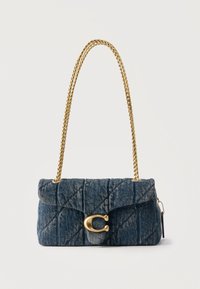 Ραμμένη τσάντα ώμου από τζιν με χρυσή αλυσίδα και μεγάλο χρυσό κούμπωμα "C" στο μπροστινό καπάκι, τοποθετημένη σε απλό λευκό φόντο.