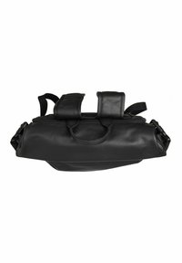 Borsa nera in pelle con chiusura a zip, forma arrotondata, doppi manici e spallacci regolabili. Texture liscia con hardware minimal.