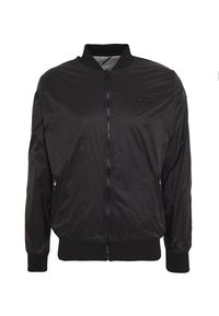 Czarna kurtka bomber z błyszczącej tkaniny, z suwakiem z przodu, ściągaczami na mankietach i naszywką z logo na piersi. Minimalistyczny design.