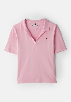 Roze polo shirt met een V-hals en korte mouwen. Gemaakt van zachte stof, met een klein logo op de linkerborst. Eenvoudig en strak design.