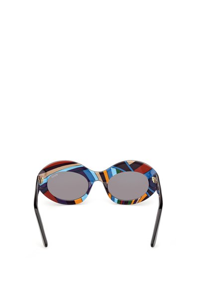 Bunte Sonnenbrille mit einem geometrisch gemusterten Rahmen in Blau, Orange, Rot und Schwarz. Graue Gläser und schmale schwarze Bügel.