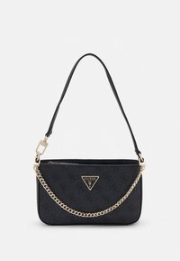 Schwarze synthetische Schultertasche mit strukturierter Oberfläche, goldfarbenem Kettendetail und einer dreieckigen Logoplatte. Verfügt über einen einzelnen Tragegurt.